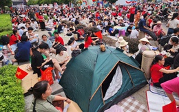 Trời chưa tắt nắng người dân đã trải bạt, dựng lều 'xí chỗ' đợi xem diễu binh mừng đại lễ 30-4