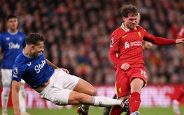 Nhiều lần triệt hạ cầu thủ Liverpool, Everton vẫn thoát thẻ đỏ