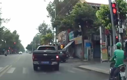 Bị ghi hình xe biển xanh vượt đèn đỏ, tài xế nói 'do đau bụng'