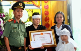 Truy tặng bằng khen cho anh Huỳnh Trí Phúc, người hy sinh khi làm nhiệm vụ