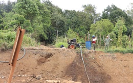 Thiếu nước trầm trọng, dân 'đỏ mắt' tìm nước cứu cây