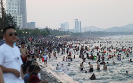 Đường vào Cửa Lò ùn tắc, dân đi bộ cả cây số để tắm biển