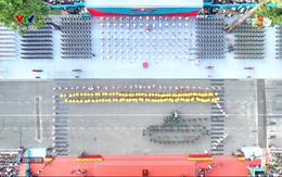 Bức ảnh được chia sẻ nhiều nhất lúc này, chú thích chỉ 2 chữ: Húc cổng