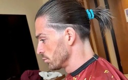 Jack Grealish gây chú ý với kiểu… tóc đuôi gà