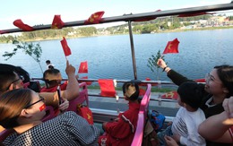 Ngắm Đà Lạt từ xe buýt âm nhạc mừng 50 năm thống nhất đất nước