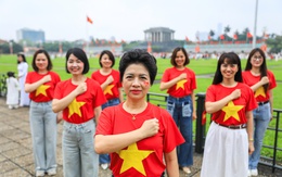 Dòng người như thác đổ về lăng Bác, bạn trẻ tự hào và biết ơn trong hòa bình