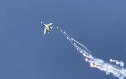 Góc quay đỉnh chóp không có trên tivi khi tiêm kích nhào lộn thả bẫy nhiệt