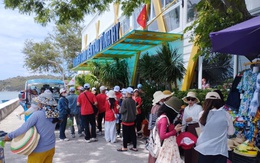 Vịnh Vĩnh Hy chật kín du khách trong ngày đầu nghỉ lễ 30-4 và 1-5