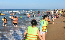 Đông đảo du khách Đắk Lắk xuống biển Phú Yên 'giải nhiệt' dịp lễ 30-4