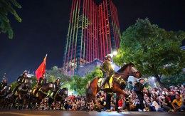 Người dân, du khách thích thú xem kỵ binh biểu diễn ngay trung tâm TP.HCM