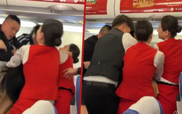 Tiếp viên hàng không bị hành khách... cắn