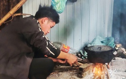 Đi khám bệnh, mang theo cả củi khô và xoong nồi