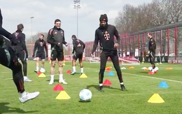 Fan cười rần với tình huống bất đồng ngôn ngữ của Michael Olise