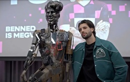 Szoboszlai của Liverpool sốc nặng khi thấy bức tượng chính mình