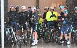 Các tay đua chui vào tiệm rửa xe và quán cà phê tránh mưa đá