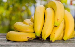 Chuối, rau muống, cà chua rất tốt nhưng ai nên hạn chế ăn?