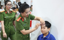 Lần đầu tiên TP.HCM làm căn cước tại ga ngầm Bến Thành, người dân đi metro thích thú