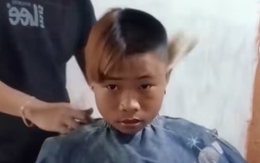 Bé trai cười không nổi với kiểu tóc 'trả góp'