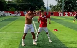 Màn ăn mừng độc lạ khiến chị em ngượng đỏ mặt