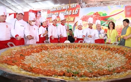 Phát bánh xèo ‘siêu to khổng lồ’ nhân tôm hùm đãi du khách