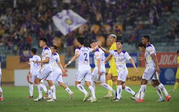 Tiền đạo Brazil Passira lập cú đúp giúp CLB Hà Nội vươn lên nhì bảng