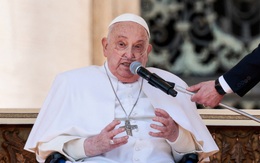 Giáo hoàng Francis chào công chúng tại Vatican sau 2 tuần xuất viện