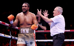 Khoảnh khắc trọng tài 'tiếp tay' cho cú knock-out gây tranh cãi