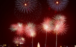 Hàng vạn người dân chen chân xem pháo hoa dịp giỗ Tổ Hùng Vương
