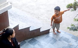 Phút thót tim bé 3 tuổi gọi người lớn cứu bạn đuối nước