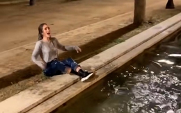 Cô gái ướt sũng người khi nhảy qua kênh