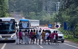 Truy tìm người cho du khách đứng giữa đường chụp ảnh tại Măng Đen