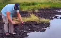 Người đàn ông chìm sủi tăm khi nhảy qua kênh