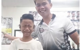 Bé trai mếu máo khi bị thợ cắt tóc troll