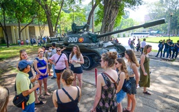 Hướng dẫn viên du lịch: Từ vụ cho khách chụp ảnh giữa đường đến nhiều bài học tránh lỗi