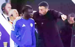 Lý do Monga mặc áo khác đồng đội ở Leicester đá Ngoại hạng Anh