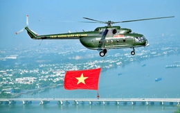 10 trực thăng luyện đội hình bay kéo cờ Tổ quốc tại Biên Hòa