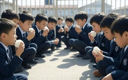 Hàng chục học sinh nhập viện sau khi ăn cơm nắm trước cổng trường