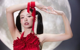 Jennie gây tranh cãi vì ảnh bán khỏa thân; Marvel tung video Wolverine... thở suốt 8 tiếng