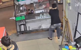 Chàng trai bất lực khi quầy cà phê pha máy bị đổ