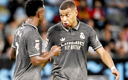Mbappe và Vinicius ôm nhau cùng chìm