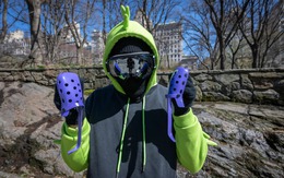 Người đàn ông bí ẩn làm giày cho các bức tượng ở New York, lập tức xuất hiện trộm giày