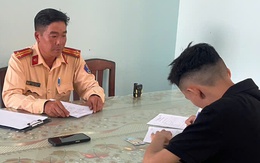 Nhóm thanh niên tụ tập đua xe để xem xe ai chạy nhanh hơn