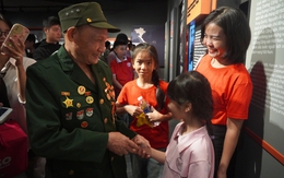 'Ông ơi sao ông nhiều huy chương thế!'