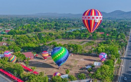 Du khách lần đầu trải nghiệm bay khinh khí cầu trên đại ngàn