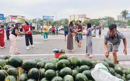 Người dân 'giải cứu' hàng tấn dưa hấu giúp bác tài sau tai nạn