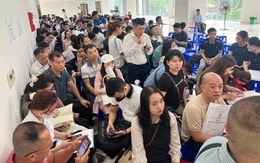 Hà Nội lý giải việc dân xếp hàng dài từ rạng sáng để xử lý thủ tục hành chính