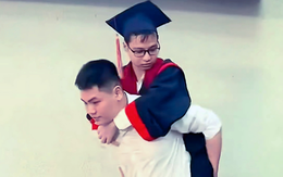 Nam sinh '10 năm cõng bạn đến trường' nay cõng bạn lên nhận bằng giỏi