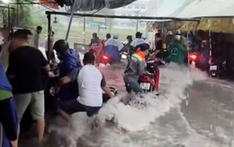 Mưa lớn nước chảy như thác cuốn trôi nhiều xe máy ở Đồng Nai