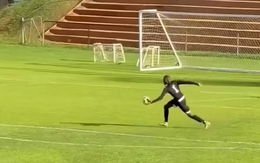 Thủ môn biến tất cả các đồng đội thành khán giả