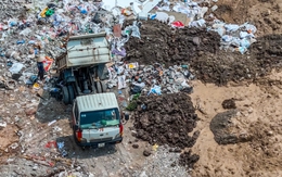 Ngang nhiên san lấp, xây dựng trái phép dưới chân cầu Nhật Tân